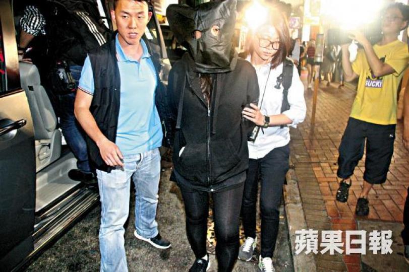 ■警員昨於尖沙嘴拘捕色情網集團女骨幹成員。黎家駒攝■賣淫集團專做遊客生意,網上推介女子做伴遊。 ■警員昨於尖沙嘴拘捕色情網集團女骨幹成員。黎家駒攝■賣淫集團專做遊客生意,網上推介女子做伴遊。
