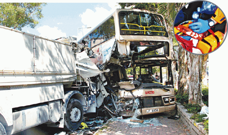■泥頭車越過雙白線與九巴迎頭對撼,泥頭車司機(圓圖)送院搶救後不治。 ■泥頭車越過雙白線與九巴迎頭對撼,泥頭車司機(圓圖)送院搶救後不治。