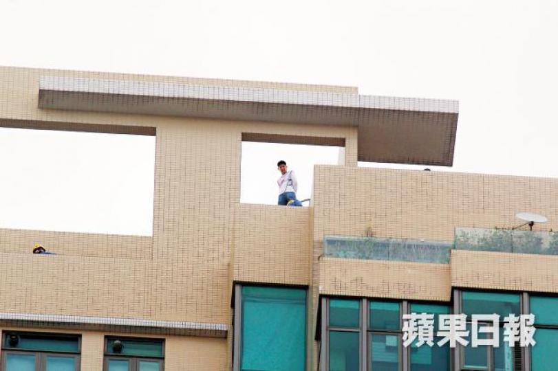 ■有內地人昨危站九龍城豪宅的天台,要求見涉騙財投資公司負責人。 ■有內地人昨危站九龍城豪宅的天台,要求見涉騙財投資公司負責人。