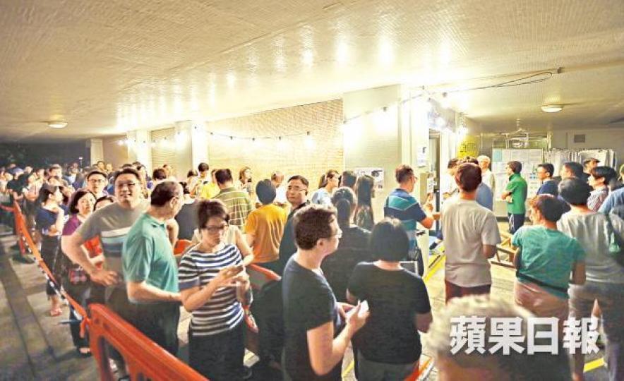■上屆立會選舉,太古城票站在晚上仍有大量市民排隊等候投票。 ■上屆立會選舉,太古城票站在晚上仍有大量市民排隊等候投票。