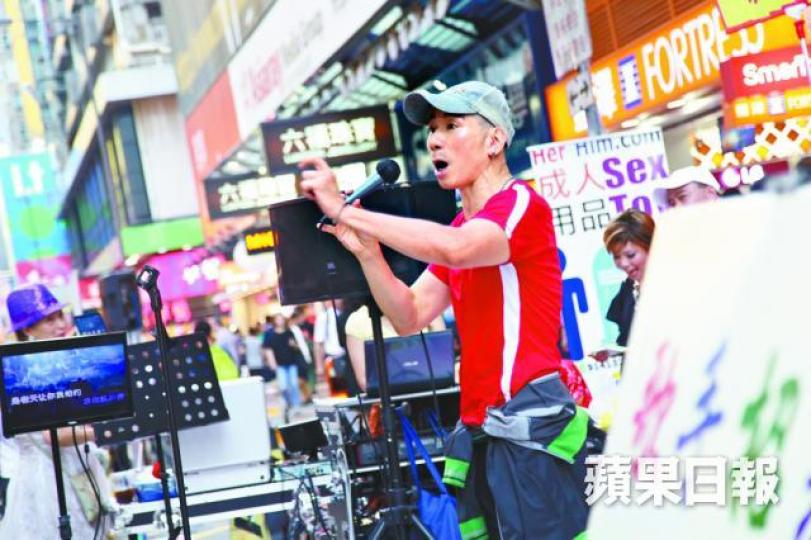 ■旺角行人專區開放予街頭表演,惟常有居民投訴被噪音滋擾。 ■旺角行人專區開放予街頭表演,惟常有居民投訴被噪音滋擾。
