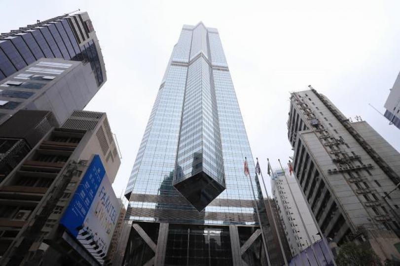 ■地產公司要減少淨資產值與股價之間的折讓比率,就必要不斷地賣物業。圖為中環中心。資料圖片 ■地產公司要減少淨資產值與股價之間的折讓比率,就必要不斷地賣物業。圖為中環中心。資料圖片