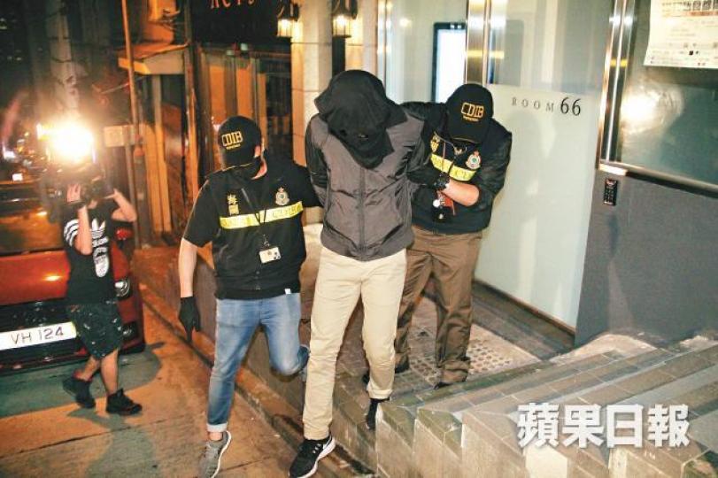 ■一名男模特兒於涉案單位被捕。李家傑攝■海關先後於機場及中環撿獲一批迷姦水原料。 ■一名男模特兒於涉案單位被捕。李家傑攝■海關先後於機場及中環撿獲一批迷姦水原料。
