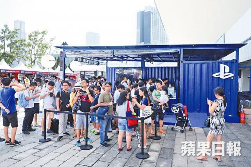 ■去年的電競音樂節體驗區在室外舉行,露天暴曬惹電競迷不滿。 ■去年的電競音樂節體驗區在室外舉行,露天暴曬惹電競迷不滿。