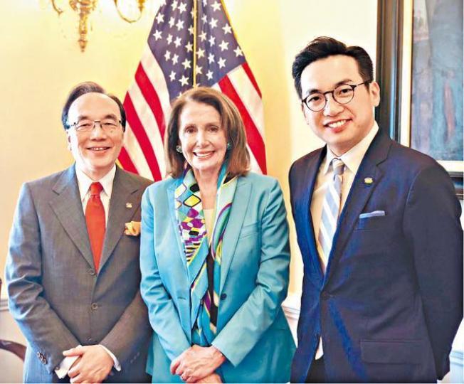 ■梁家傑與楊岳橋訪美期間與美國民主黨眾議院領袖佩洛西見面。公民黨提供圖片 ■梁家傑與楊岳橋訪美期間與美國民主黨眾議院領袖佩洛西見面。公民黨提供圖片