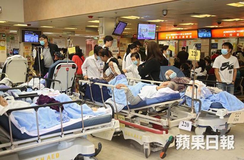 ■冬季流感期間大批市民逼爆公院急症室求診,有病人需暫時躺卧在輪床上。資料圖片 ■冬季流感期間大批市民逼爆公院急症室求診,有病人需暫時躺卧在輪床上。資料圖片