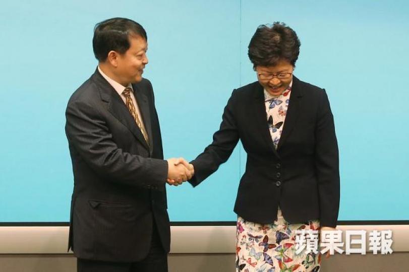 ■中國科學技術部副部長黃衛(左)昨日來港出席創科研討會,與行政長官林鄭月娥握手。馬泉崇攝 ■中國科學技術部副部長黃衛(左)昨日來港出席創科研討會,與行政長官林鄭月娥握手。馬泉崇攝