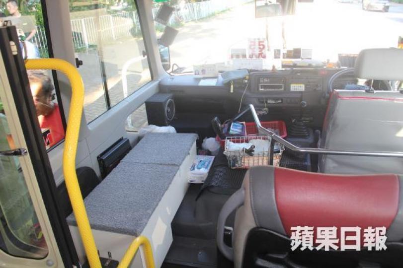 ■超載的小巴車頭放置木箱供乘客乘坐。 ■超載的小巴車頭放置木箱供乘客乘坐。
