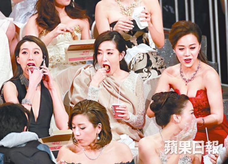 ■無綫在頒獎禮安排藝人食炸雞,被裁定違規,罰款15萬元。■代表無綫的資深大律師麥高義稱,節目安排只是增添趣味。陳善南攝 ■無綫在頒獎禮安排藝人食炸雞,被裁定違規,罰款15萬元。■代表無綫的資深大律師麥高義稱,節目安排只是增添趣味。陳善南攝