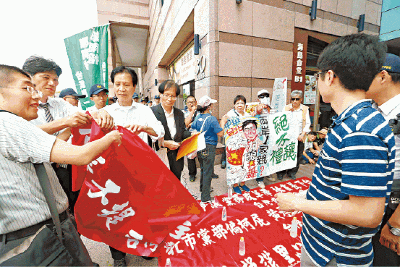 ■民進黨宣佈分手前,有團體呼籲不要禮讓柯文哲。■蔡英文在民進黨中常會聽取報告。 ■民進黨宣佈分手前,有團體呼籲不要禮讓柯文哲。■蔡英文在民進黨中常會聽取報告。