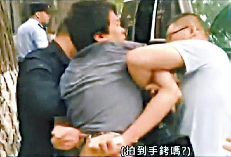 ■now攝記被押走時故意停留,讓同事拍攝他雙手被手銬鎖上的情況。 ■now攝記被押走時故意停留,讓同事拍攝他雙手被手銬鎖上的情況。