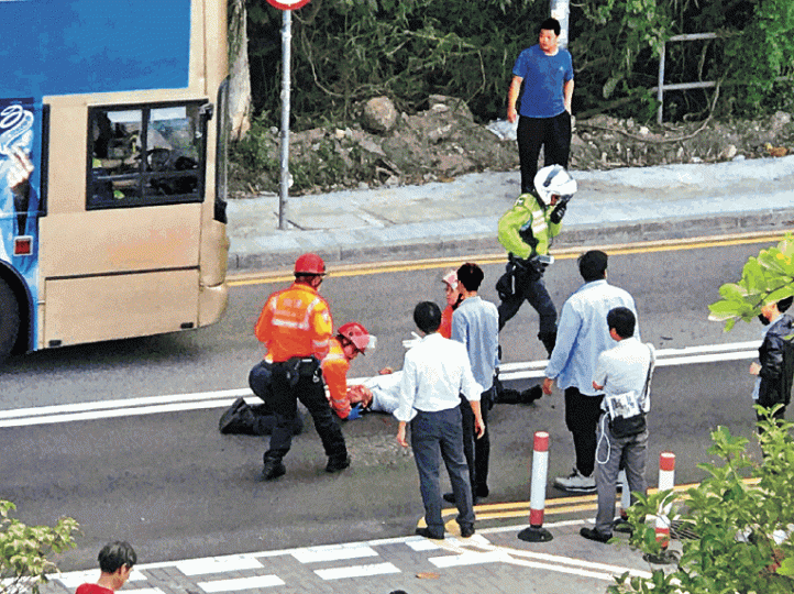 ■男事主昏迷倒地,救護員為他急救。讀者提供圖片■肇事穿梭巴士擋風玻璃破裂,地上遺下樓盤宣傳單張(紅圈示)。姜偉康攝 ■男事主昏迷倒地,救護員為他急救。讀者提供圖片■肇事穿梭巴士擋風玻璃破裂,地上遺下樓盤宣傳單張(紅圈示)。姜偉康攝