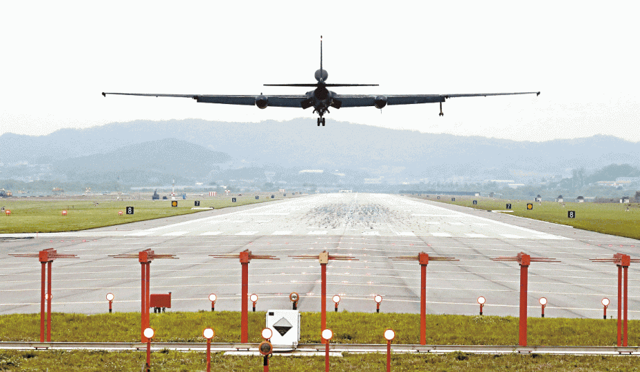 ■美韓續「超級雷霆」軍演,美軍U2偵察機在烏山空軍基地降落。美聯社■平壤昨日突然取消兩韓高官會晤,圖為雙方2015年開會後握手。美聯社 ■美韓續「超級雷霆」軍演,美軍U2偵察機在烏山空軍基地降落。美聯社■平壤昨日突然取消兩韓高官會晤,圖為雙方2015年開會後握手。美聯社