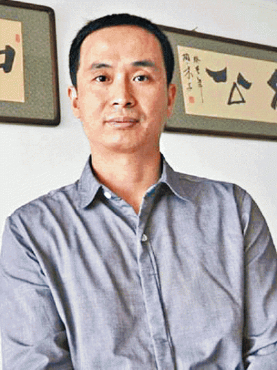 ■維權律師謝燕益在709大抓捕中曾被扣押逾500天。互聯網■謝妻原珊珊昨與子目擊事件,稱事後到派出所時遭粗暴對待。港台圖片■謝燕益(右)昨到場交涉亦遭押上警車,疑被打傷。 ■維權律師謝燕益在709大抓捕中曾被扣押逾500天。互聯網■謝妻原珊珊昨與子目擊事件,稱事後到派出所時遭粗暴對待。港台圖片■謝燕益(右)昨到場交涉亦遭押上警車,疑被打傷。