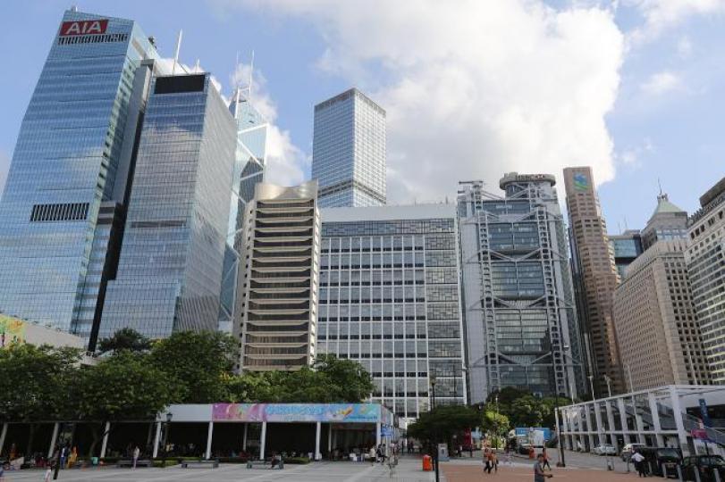■本地銀行如不再跟隨美國加息,港美息差會再擴大,將會有更多錢流入美元進行息差交易。資料圖片 ■本地銀行如不再跟隨美國加息,港美息差會再擴大,將會有更多錢流入美元進行息差交易。資料圖片