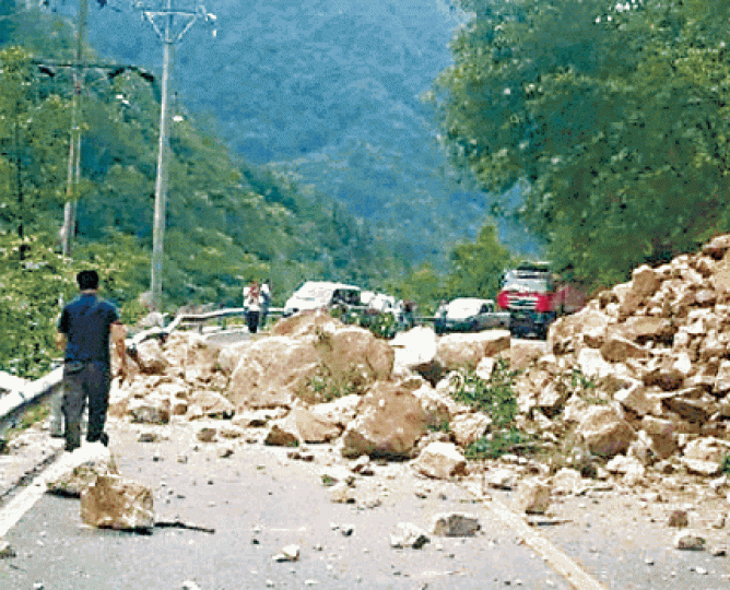 ■當地有道路塌方。 ■當地有道路塌方。