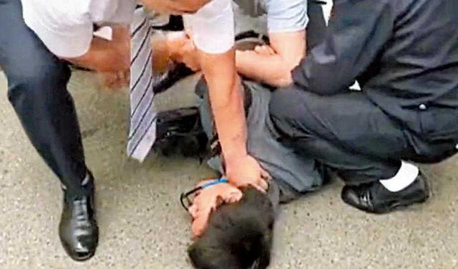 ■now新聞台攝影記者徐駿銘昨在北京採訪維權律師,其間被多名公安叉頸按地鎖上手銬。now新聞截圖■攝記額頭受傷流血被公安押走。 ■now新聞台攝影記者徐駿銘昨在北京採訪維權律師,其間被多名公安叉頸按地鎖上手銬。now新聞截圖■攝記額頭受傷流血被公安押走。