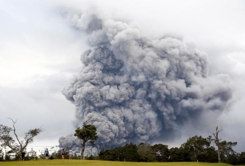 ■在大島上離基拉韋厄火山一段距離的高爾夫球場,亦可見大團火山灰雲冒出。路透社 ■在大島上離基拉韋厄火山一段距離的高爾夫球場,亦可見大團火山灰雲冒出。路透社