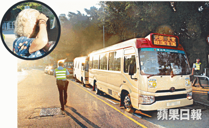 ■警方昨在元朗截獲其中一輛19座紅van,超載至25人,71歲女司機(圓圖)被捕。鄭文輝攝 ■警方昨在元朗截獲其中一輛19座紅van,超載至25人,71歲女司機(圓圖)被捕。鄭文輝攝