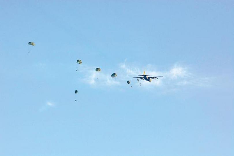 ■秦良丰跳離軍機後未能完全打開降落傘,明顯比其他傘兵快速墜落。讀者scamprandy提供■網民拍到秦良丰的主傘與副傘有交纏及疑似「繩纏腳」狀況。讀者scamprandy提供■遇意外傘兵秦良丰是酷愛潛水的陽光青年。■秦良丰的父母趕往醫院探望兒子。台灣《蘋果日報》 ■秦良丰跳離軍機後未能完全打開降落傘,明顯比其他傘兵快速墜落。讀者scamprandy提供■網民拍到秦良丰的主傘與副傘有交纏及疑似「繩纏腳」狀況。讀者scamprandy提供■遇意外傘兵秦良丰是酷愛潛水的陽光青年。■秦良丰的父母趕往醫院探望兒子。台灣《蘋果日報》