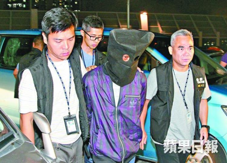 ■黑布蒙頭的疑犯昨被押返案發現場調查。溫瑞麟攝■警方搜證後撿走黑襪等證物。 ■黑布蒙頭的疑犯昨被押返案發現場調查。溫瑞麟攝■警方搜證後撿走黑襪等證物。