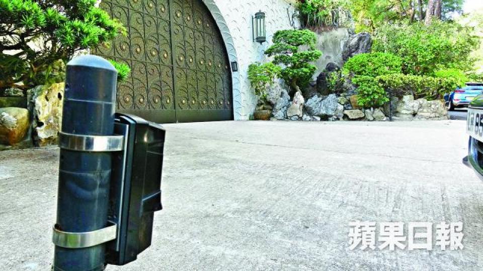 ■大宅前後門均裝有紅外線感應器。簡明恩攝 ■大宅前後門均裝有紅外線感應器。簡明恩攝