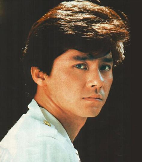 西城秀樹【1955-2018】■中風後仍不放棄演藝工作的西城秀樹,去年在演唱會上唱出名曲《YOUNG MAN》。■西城積極接受物理治療,冀鼓勵同類病人。■西城與圈外人太太育有3名子女。■西城多次來港開演唱會,圖為其1985年個唱門票。■西城曾推出多張暢銷專輯,2001年出道30年更出版露股寫真集。■第二次中風後,西城曾撐枴杖出席活動。《YOUNG MAN(Y.M.C.A)》《ENDLESS SUMMER》 西城秀樹【1955-2018】■中風後仍不放棄演藝工作的西城秀樹,去年在演唱會上唱出名曲《YOUNG MAN》。■西城積極接受物理治療,冀鼓勵同類病人。■西城與圈外人太太育有3名子女。■西城多次來港開演唱會,圖為其1985年個唱門票。■西城曾推出多張暢銷專輯,2001年出道30年更出版露股寫真集。■第二次中風後,西城曾撐枴杖出席活動。《YOUNG MAN(Y.M.C.A)》《ENDLESS SUMMER》