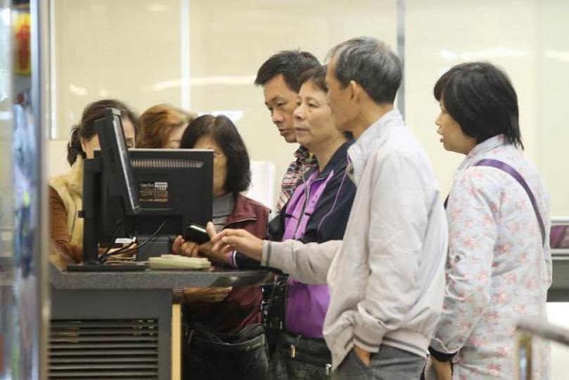 ■騰訊股價較早前跌破380元,不少散戶排隊買入,事後證明他們有眼光。資料圖片 ■騰訊股價較早前跌破380元,不少散戶排隊買入,事後證明他們有眼光。資料圖片