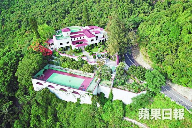 ■遇竊的鄭裕彤家族大宅保安嚴密。李錦鏵攝■大宅後門山坡一處鐵絲圍網疑被人踩過壓扁(箭嘴示),懷疑賊人經該處潛入爆竊。■鄭裕彤(左圖)於1968年以98萬元購入「Estrellita」大宅,遺孀周翠英(右圖)現仍居於宅內。資料圖片 ■遇竊的鄭裕彤家族大宅保安嚴密。李錦鏵攝■大宅後門山坡一處鐵絲圍網疑被人踩過壓扁(箭嘴示),懷疑賊人經該處潛入爆竊。■鄭裕彤(左圖)於1968年以98萬元購入「Estrellita」大宅,遺孀周翠英(右圖)現仍居於宅內。資料圖片