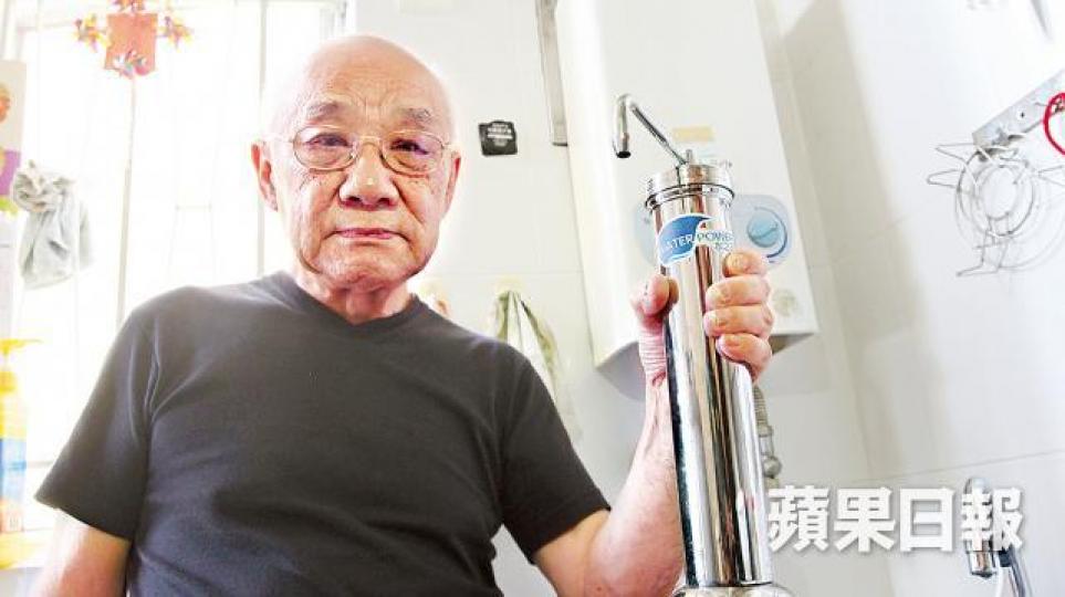 ■葉伯以為濾水器推銷員是房署職員,向其支付1,850元保養年費。張軍攝 ■葉伯以為濾水器推銷員是房署職員,向其支付1,850元保養年費。張軍攝