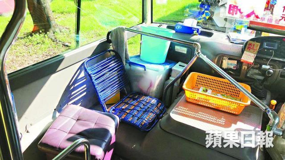 ■昨被發現超載的小巴違法加裝座位。■來往大棠至元朗的小巴超載情況嚴重。 ■昨被發現超載的小巴違法加裝座位。■來往大棠至元朗的小巴超載情況嚴重。
