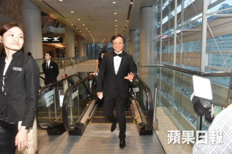■港交所主席李小加。■今次年會晚宴嘅紀念品係一對新款袖口鈕。■場地布置好有心思,切合大富翁主題。 ■港交所主席李小加。■今次年會晚宴嘅紀念品係一對新款袖口鈕。■場地布置好有心思,切合大富翁主題。