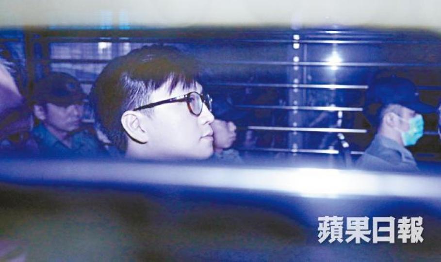 ■梁天琦早前承認一項襲警罪還柙,昨晨乘坐囚車前往法院。李家皓攝 ■梁天琦早前承認一項襲警罪還柙,昨晨乘坐囚車前往法院。李家皓攝