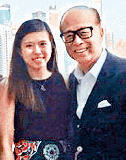 ■李思德去年10月與李嘉誠在馬場合照。■漢基2012年校刊顯示李思德擔任高級中文編輯。■慈山寺3月委任李思德為董事。資料圖片 ■李思德去年10月與李嘉誠在馬場合照。■漢基2012年校刊顯示李思德擔任高級中文編輯。■慈山寺3月委任李思德為董事。資料圖片