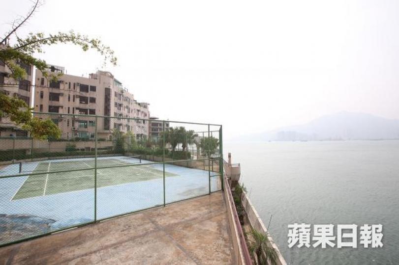 ■龍珠島花園的網球場及泳池也享有煞食海景。■龍珠島別墅提供小型燒烤場供住戶使用。 ■龍珠島花園的網球場及泳池也享有煞食海景。■龍珠島別墅提供小型燒烤場供住戶使用。