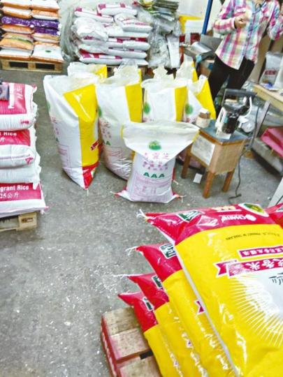 ■溝米機旁放有等待封口的青靈芝米袋。讀者提供圖片 ■溝米機旁放有等待封口的青靈芝米袋。讀者提供圖片