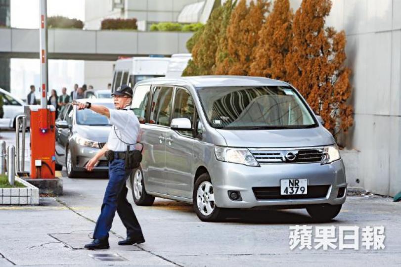 ■陪審員乘坐由警方安排的七人車載走。王子俊攝 ■陪審員乘坐由警方安排的七人車載走。王子俊攝