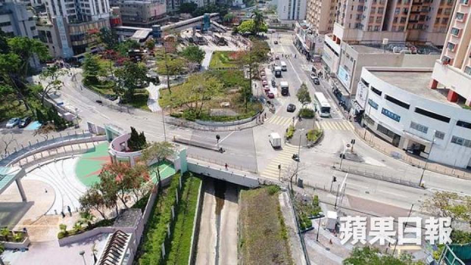 佐敦谷近彩霞道的明渠口常傳臭味,有街坊表示影響晨運。(黃文邦攝)牛頭角安華街肉檔職員將垃圾沖出馬路,污水流入路邊雨水渠口。(李錦鏵攝)肉檔職員將垃圾掃出馬路。(李錦鏵攝)區議員葉興國懷疑附近商舖非法排污,使雨水渠發臭,建議政府加強檢控。(黃文邦攝)政府擬活化佐敦谷明渠,但區議員葉興國認為美化景觀無助根治臭氣問題。(資料圖片) 佐敦谷近彩霞道的明渠口常傳臭味,有街坊表示影響晨運。(黃文邦攝)牛頭角安華街肉檔職員將垃圾沖出馬路,污水流入路邊雨水渠口。(李錦鏵攝)肉檔職員將垃圾掃出馬路。(李錦鏵攝)區議員葉興國懷疑附近商舖非法排污,使雨水渠發臭,建議政府加強檢控。(黃文邦攝)政府擬活化佐敦谷明渠,但區議員葉興國認為美化景觀無助根治臭氣問題。(資料圖片)
