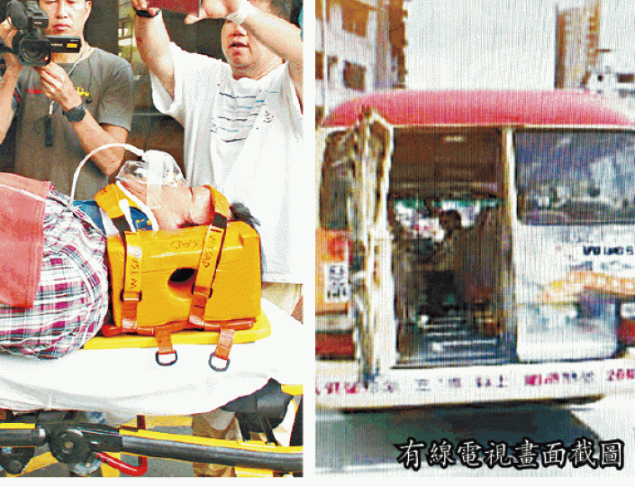 ■乘客由小巴車尾太平門跌出,受傷送院(左圖)。 ■乘客由小巴車尾太平門跌出,受傷送院(左圖)。