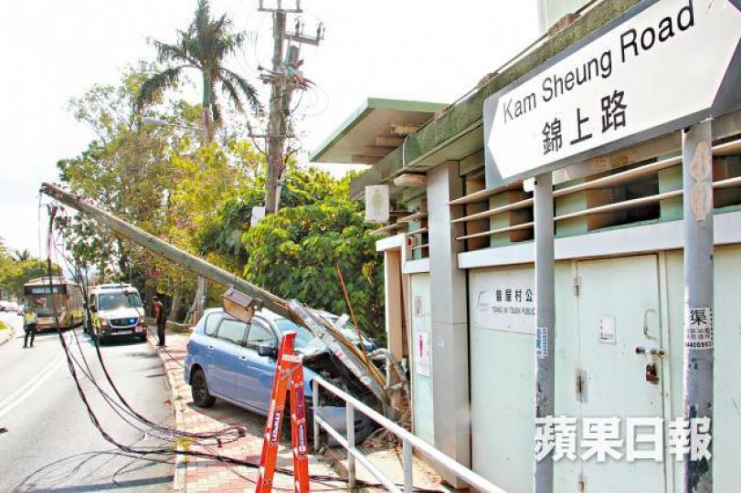 ■七人車撞斷路旁電纜杆後再撞公廁始停下。周鴻熙攝 ■七人車撞斷路旁電纜杆後再撞公廁始停下。周鴻熙攝