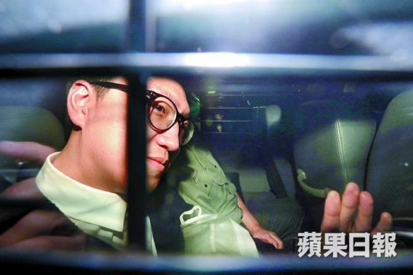 ■暴動罪成的梁天琦昨乘囚車離開法院時面露微笑,並向鏡頭揮手道別。何家達攝■囚車駛離時被記者包圍,須由警員開路。■前年發生的旺角騷亂引發激烈警民衝突。 ■暴動罪成的梁天琦昨乘囚車離開法院時面露微笑,並向鏡頭揮手道別。何家達攝■囚車駛離時被記者包圍,須由警員開路。■前年發生的旺角騷亂引發激烈警民衝突。