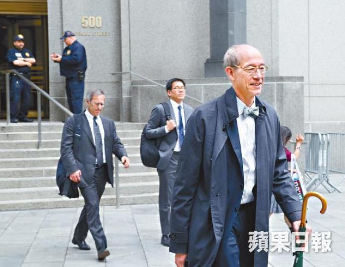 ■代表何志平的辯方律師團隊申請保釋失敗後離開法庭。 ■代表何志平的辯方律師團隊申請保釋失敗後離開法庭。