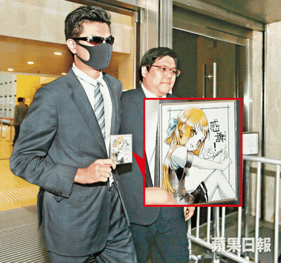 ■所有控罪全脫的林倫慶昨手持寫有「感謝」二字的漫畫卡片步出法院。■被告李諾文的暴動罪未達有效裁決。■被告林傲軒非法集結罪脫,但暴動罪或須重審。 ■所有控罪全脫的林倫慶昨手持寫有「感謝」二字的漫畫卡片步出法院。■被告李諾文的暴動罪未達有效裁決。■被告林傲軒非法集結罪脫,但暴動罪或須重審。