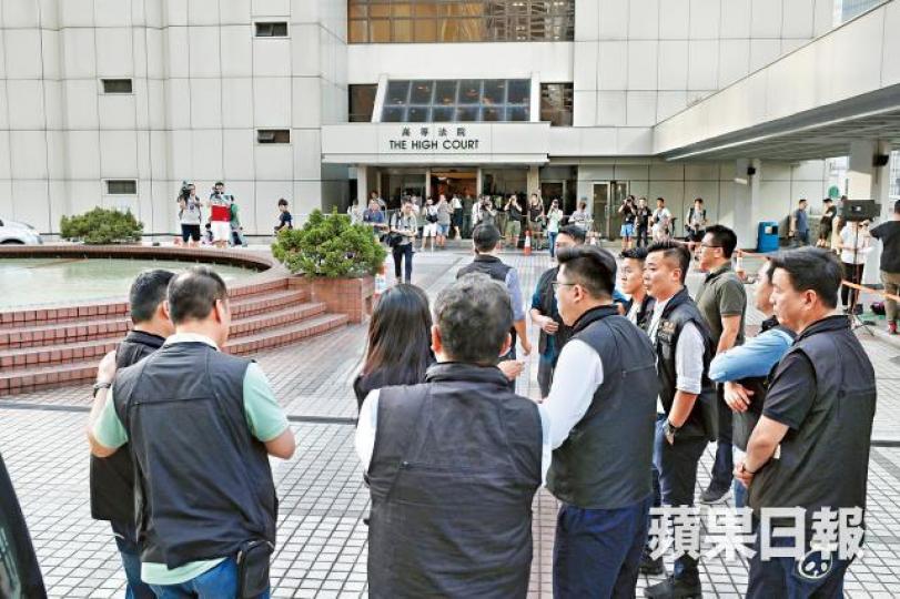 ■數十名O記探員昨在高等法院外守候。何家達攝■今年3月,一名旁聽男子疑偷拍陪審團。 ■數十名O記探員昨在高等法院外守候。何家達攝■今年3月,一名旁聽男子疑偷拍陪審團。