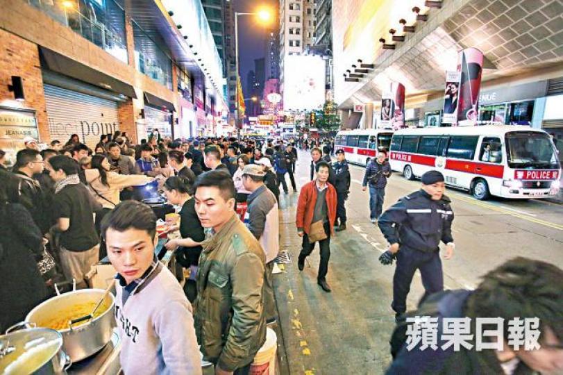 ■今年農曆新年旺角墟市再現熱鬧場面,但到處均有警員巡邏及監視。資料圖片 ■今年農曆新年旺角墟市再現熱鬧場面,但到處均有警員巡邏及監視。資料圖片