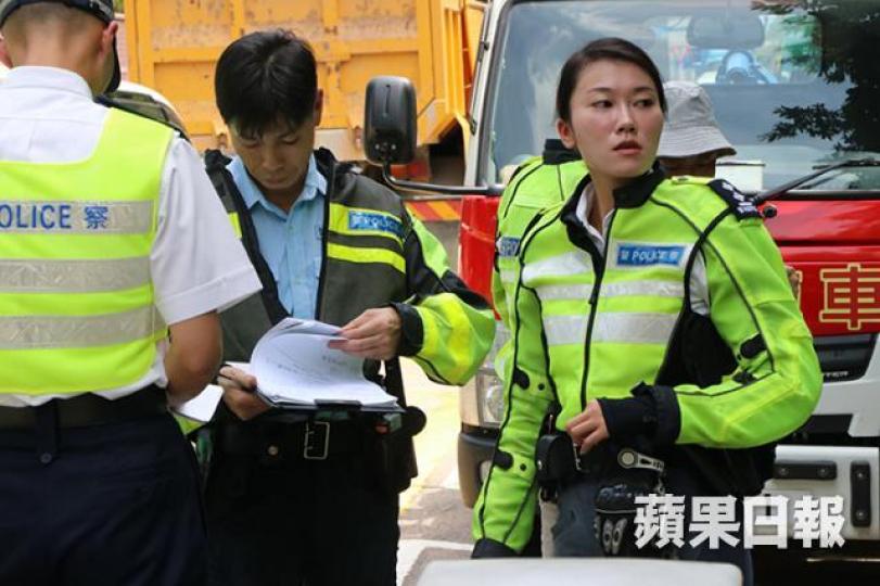 ■警員到場調查車禍起因。翁鈺輝攝 ■警員到場調查車禍起因。翁鈺輝攝