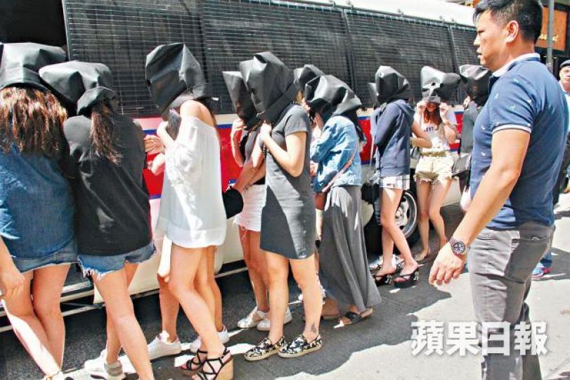 ■警方昨突擊搜查尖沙嘴一間樓上酒吧,拘捕39名涉嫌販毒男女。梁澤岡攝 ■警方昨突擊搜查尖沙嘴一間樓上酒吧,拘捕39名涉嫌販毒男女。梁澤岡攝