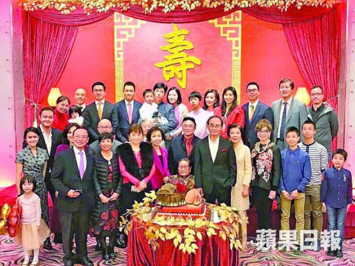 ■羅家成員眾多,過去曾一同出席羅老太壽宴。受訪者提供圖片 ■羅家成員眾多,過去曾一同出席羅老太壽宴。受訪者提供圖片
