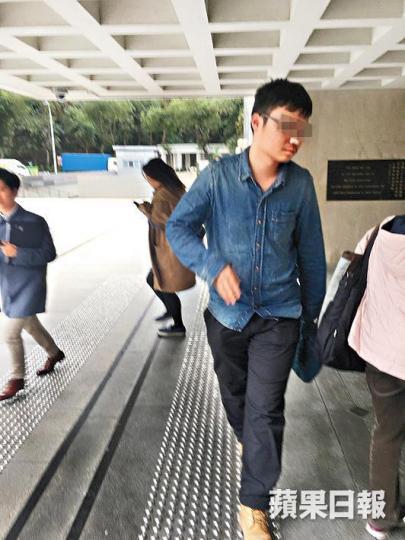 ■一名男子在旁聽旺角騷亂案審訊期間疑偷拍陪審員。資料圖片 ■一名男子在旁聽旺角騷亂案審訊期間疑偷拍陪審員。資料圖片
