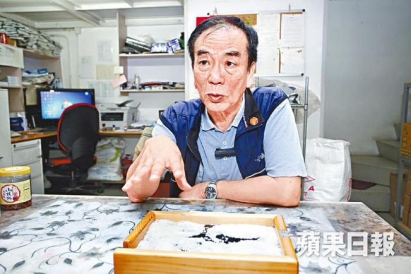 ■青靈芝米香港代理黃華盛指,一包25公斤的青靈芝米需售260至280元才能回本。 ■青靈芝米香港代理黃華盛指,一包25公斤的青靈芝米需售260至280元才能回本。